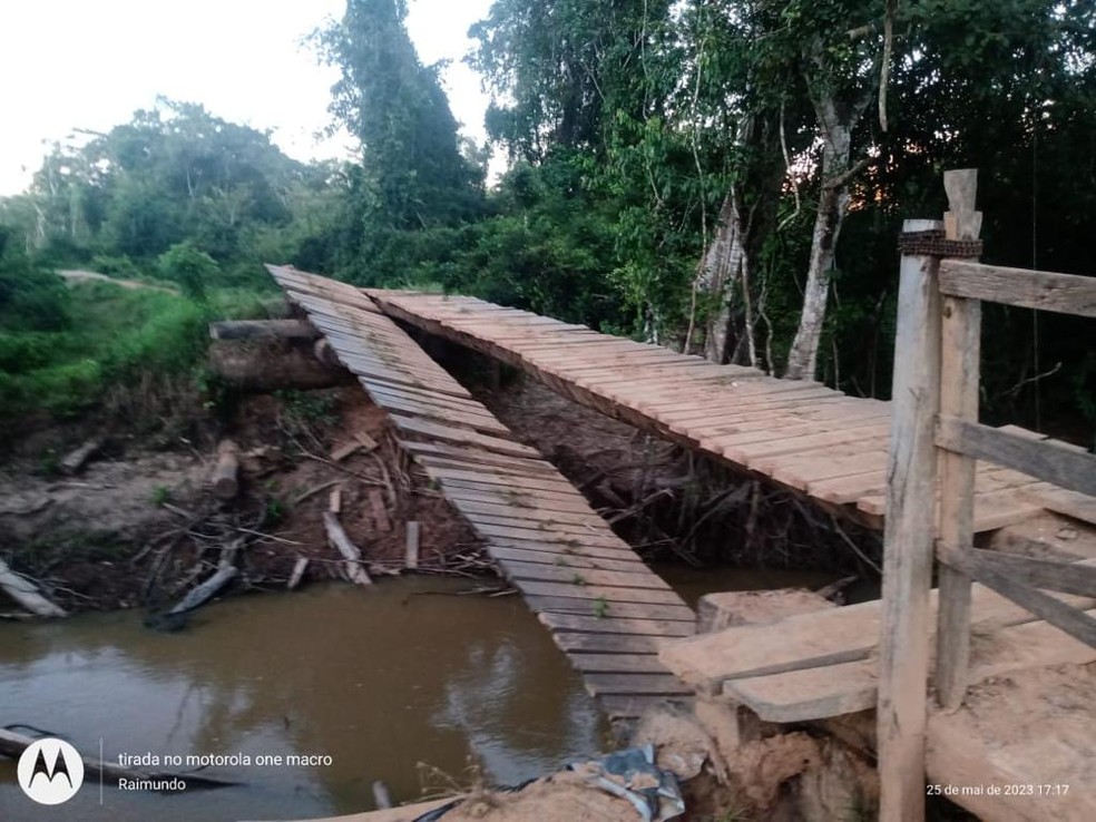 Ponte destruída liga comunidades próximas ao Rio Espalha, em Xapuri — Foto: Arquivo pessoal