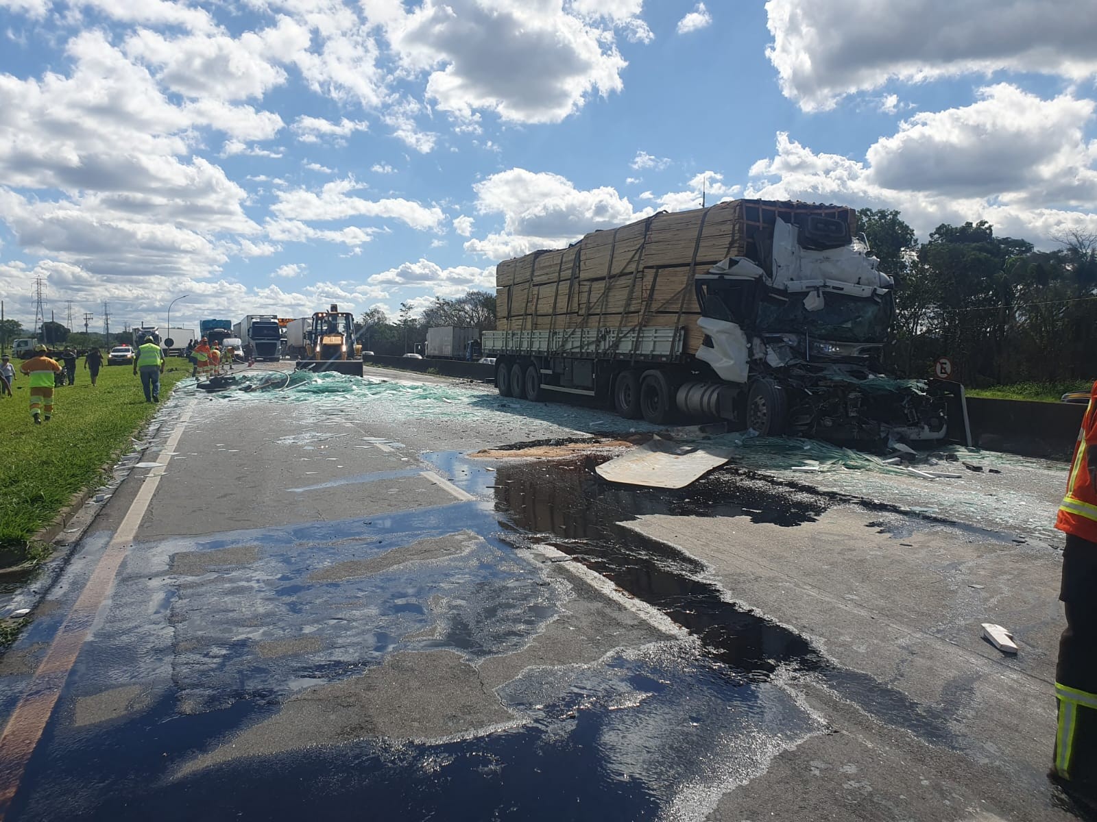 Motorista de carreta fica em estado grave após acidente na Dutra; pista é interditada