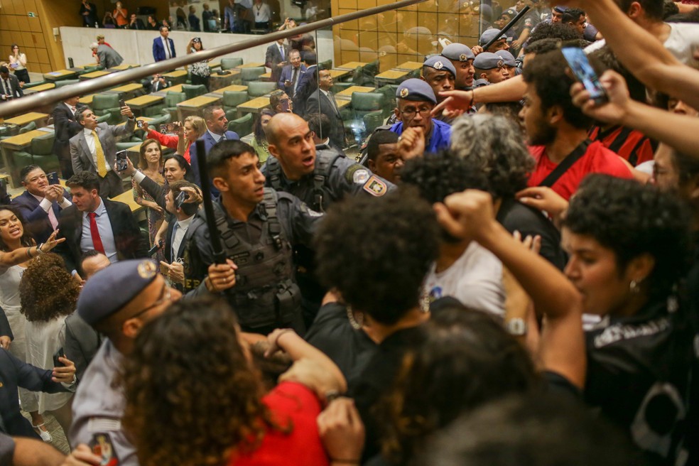 Confronto entre PM e manifestantes contrários à privatização da Sabesp, durante sessão na Alesp — Foto: TIAGO QUEIROZ/ESTADÃO CONTEÚDO