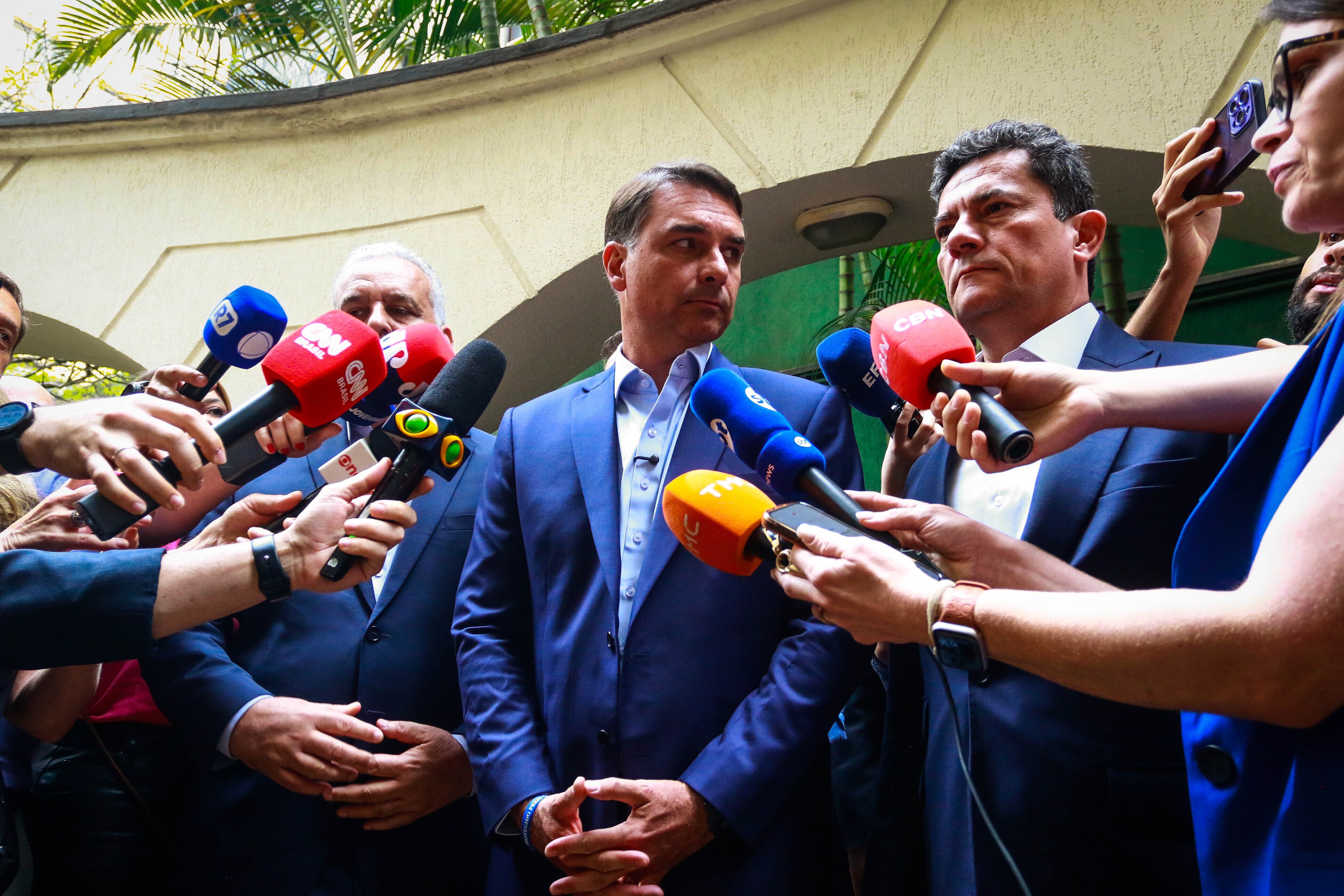 Flávio encontra ministro de Bukele em SP, ignora violações em El Salvador e defende mais prisões: 'tem pouco preso no Brasil, tinha que ter mais'