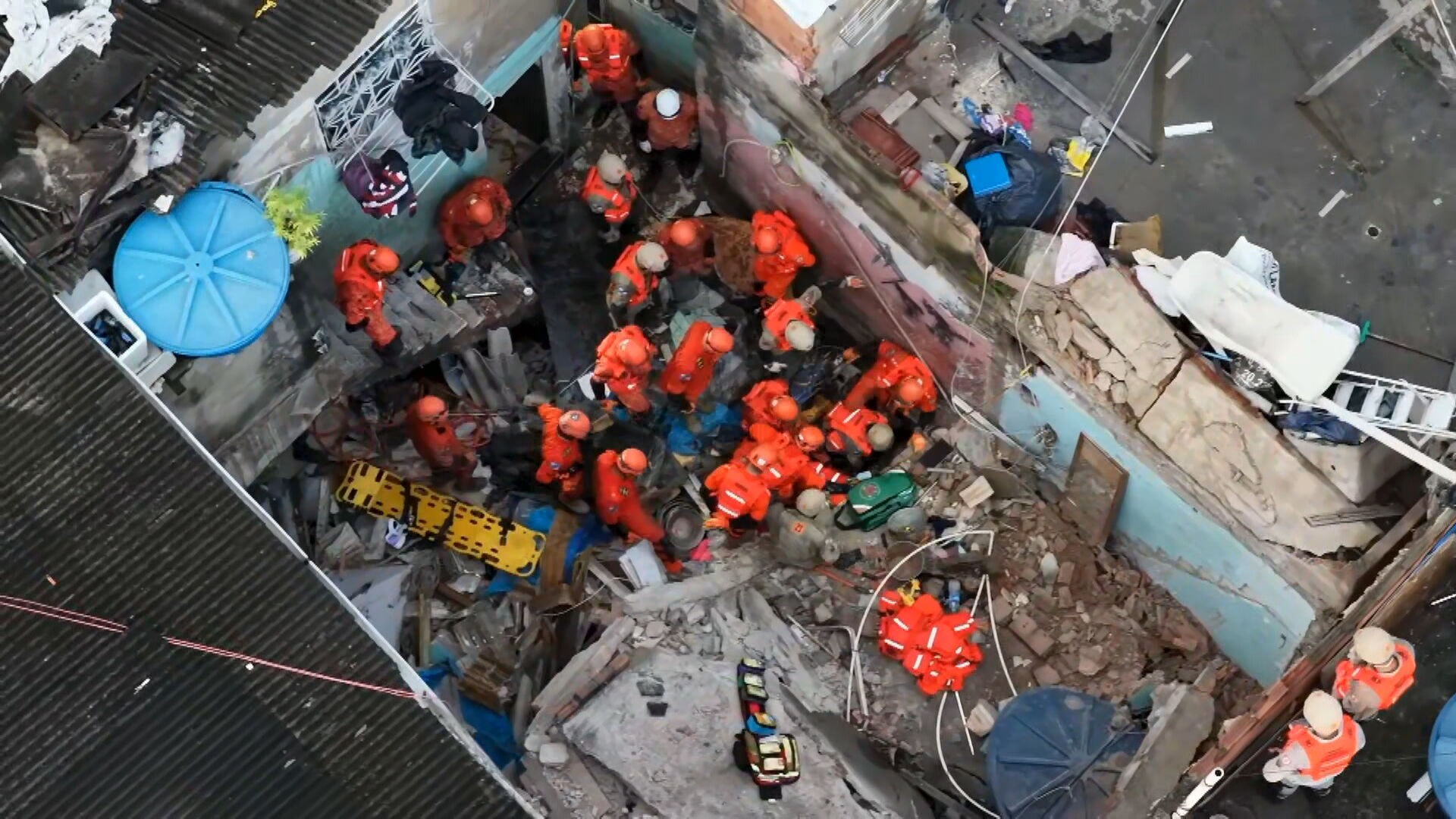 Casas desabam no Maracanã; bombeiros tentam tirar mãe e filha dos escombros