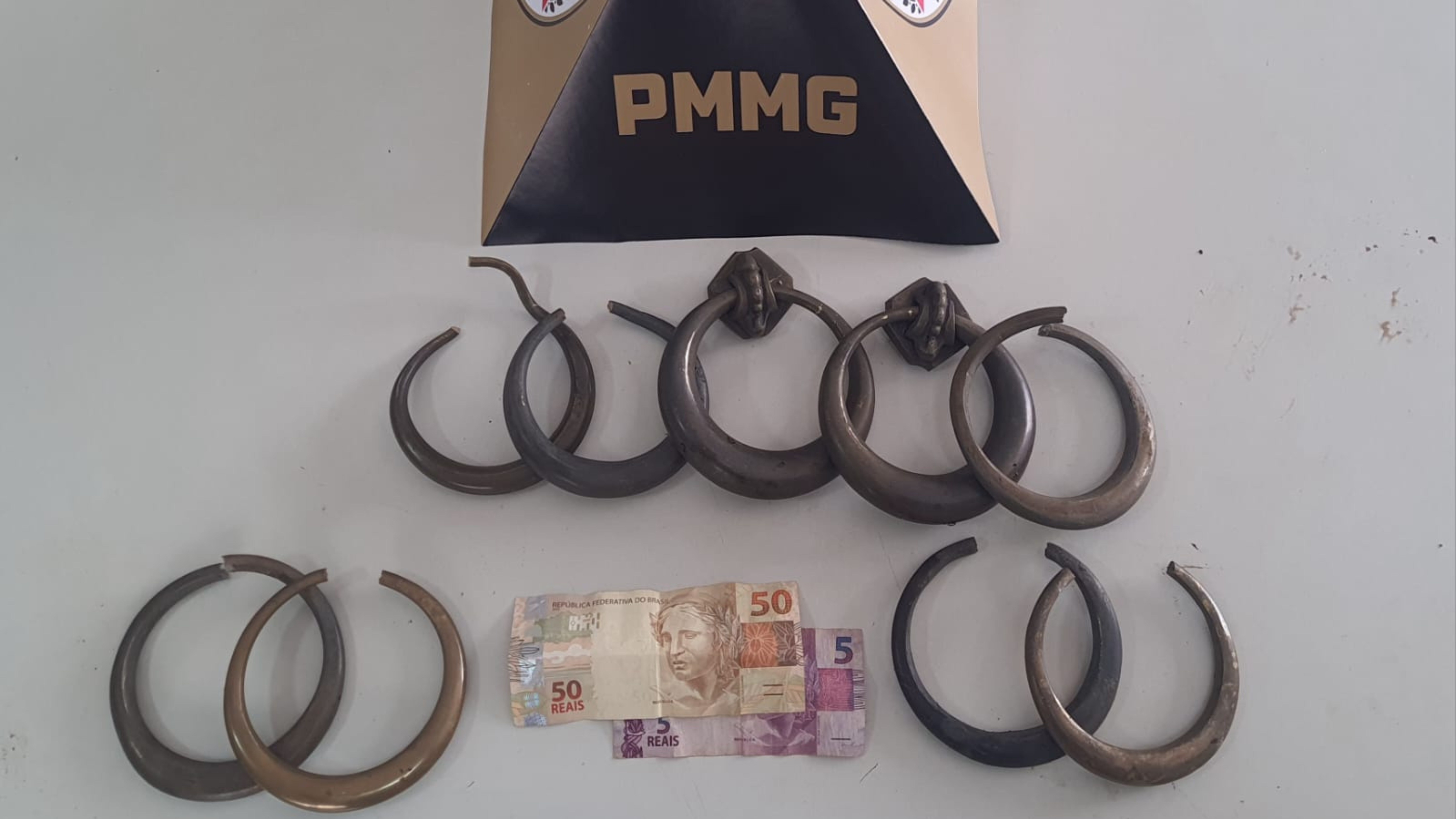 Casal furta argolas de túmulos em cemitério e vende peças de bronze por R$ 55 em ferro-velho em MG