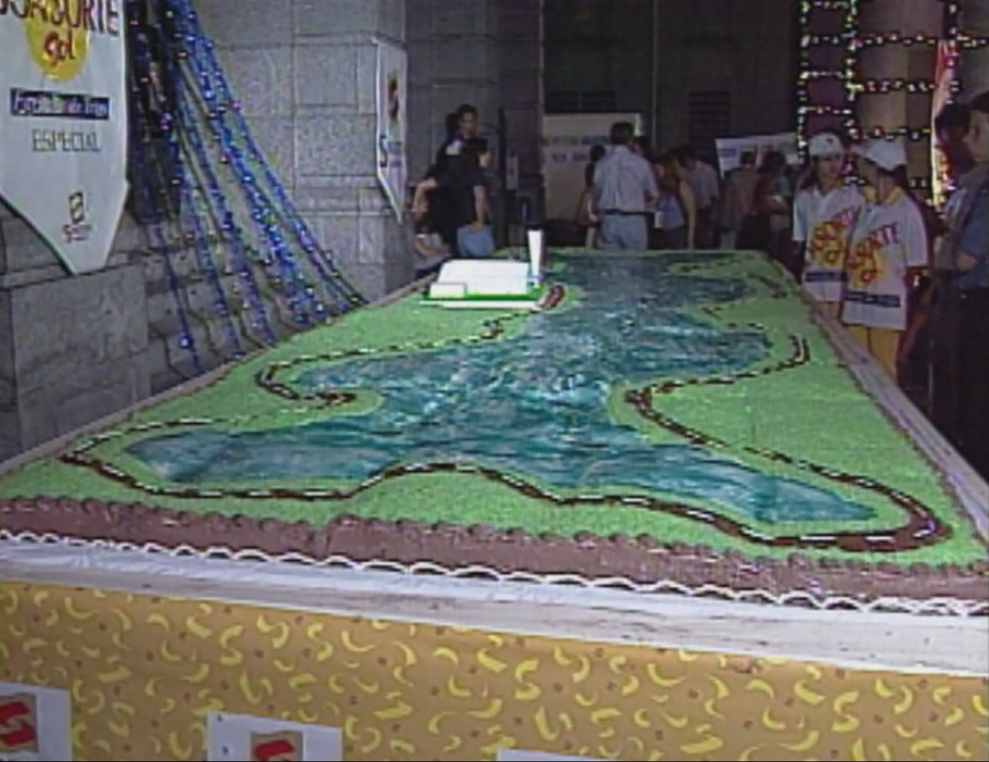 BH 128 anos: relembre festa do centenário da cidade, com bolo gigante com decoração da Pampulha e parabéns na Afonso Pena