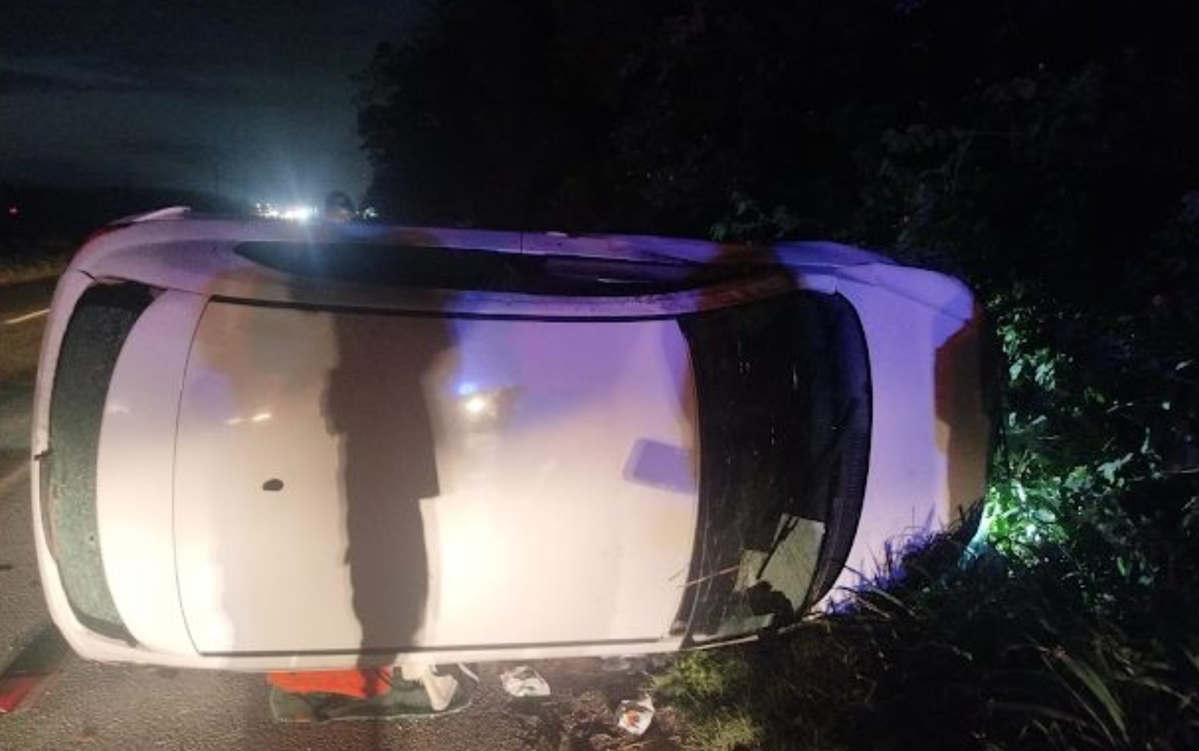 Dois homens são presos após capotar carro roubado durante tentativa de fuga na BR-324