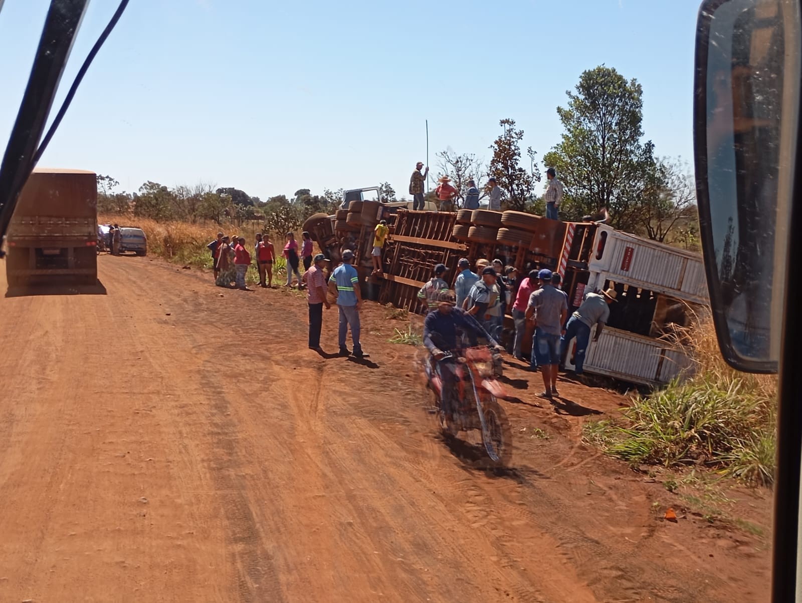 Carreta com gado tomba ao desviar de moto em rodovia de Sidrolândia
