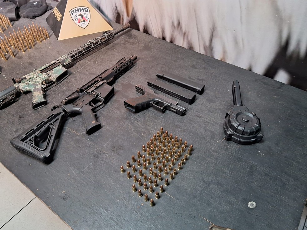 Armas e munição foram apreendidas — Foto: Thiago Silva/g1 Minas