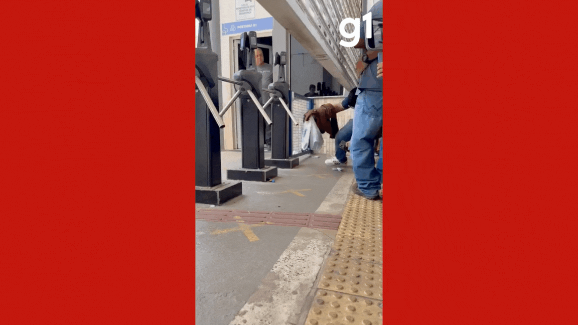 Segundos antes do fechamento, candidato é empurrado por baixo de portão para fazer Enem em Cuiabá