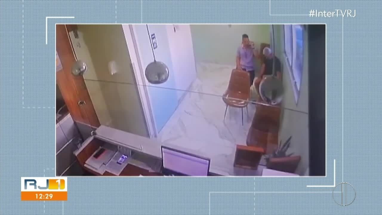 Vídeo mostra suposto chefe do tráfico da Maré sendo preso dentro de unidade de saúde em Itaperuna 