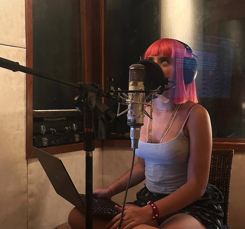Flor Gil grava música de Monique Kessous e Mu Carvalho para a trilha sonora da novela ‘Êta mundo melhor!’