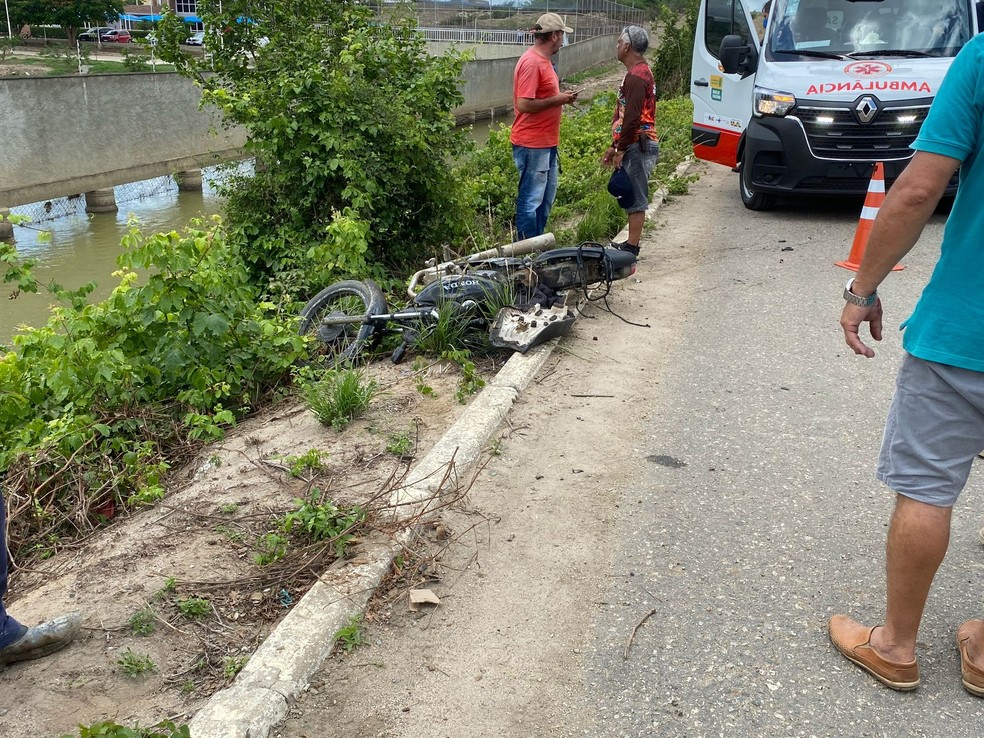 Acidente na BR-230 deixa motociclista com fratura exposta — Foto: Geraldo Jerônimo / TV Paraíba