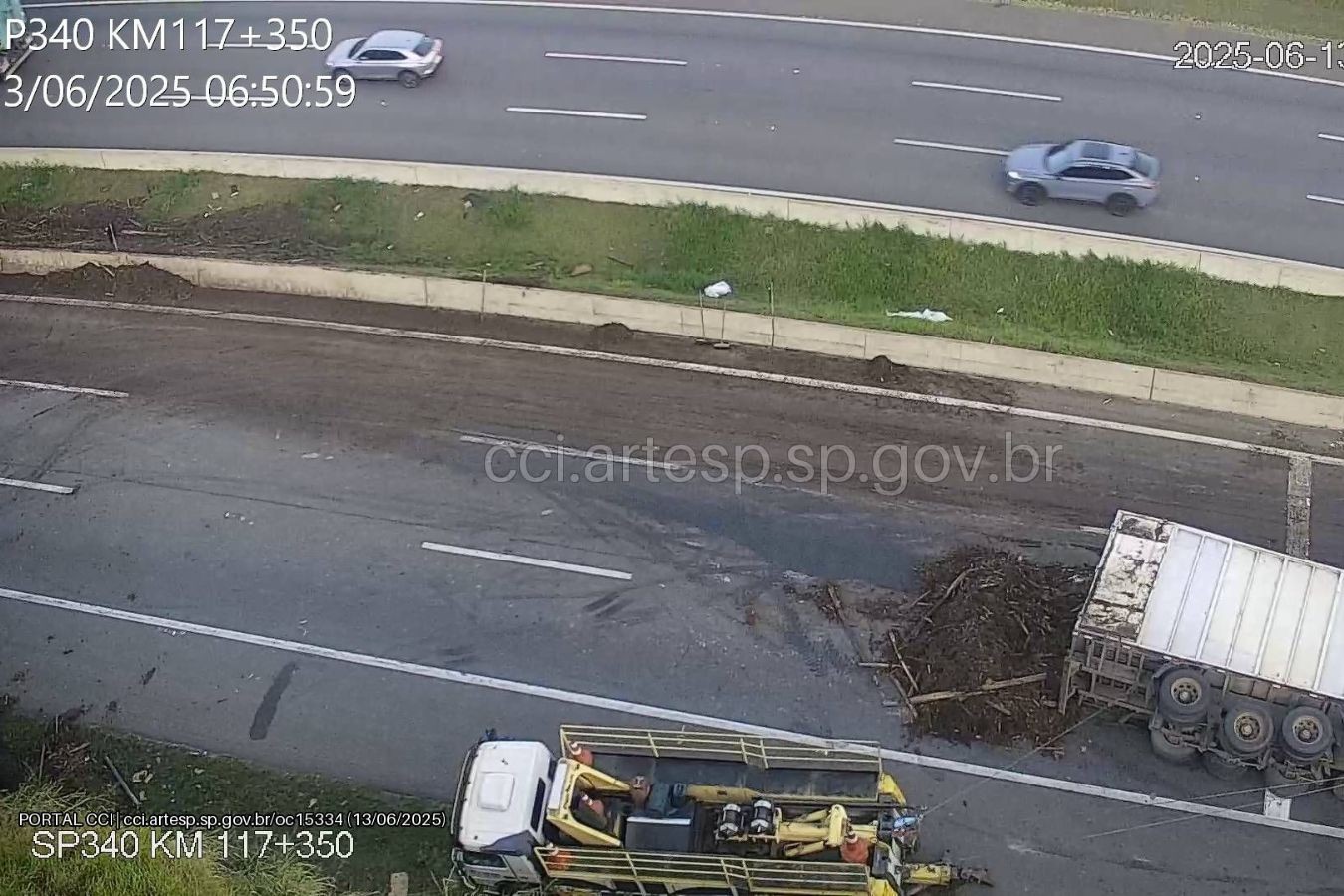Caminhão carregado com madeira triturada tomba e bloqueia trecho da Rodovia Campinas-Mogi