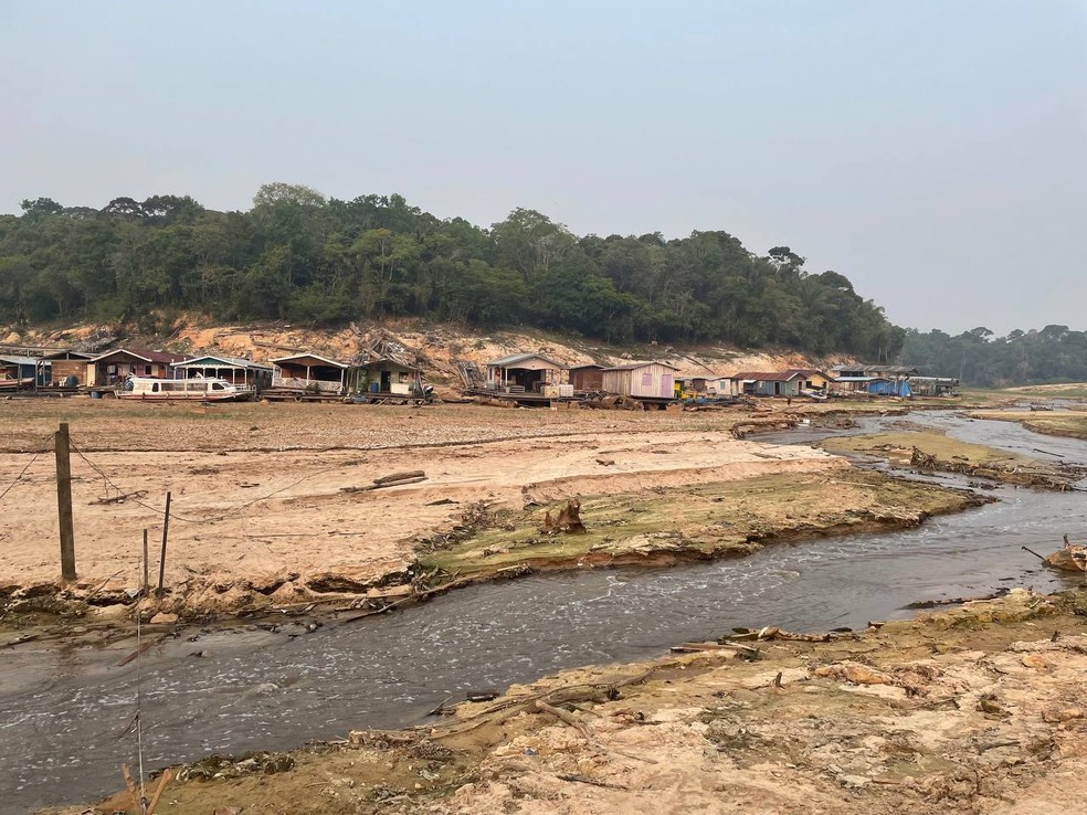 Marina do Davi, em Manaus, sofre com a seca do Rio Negro. — Foto: Matheus Castro/g1