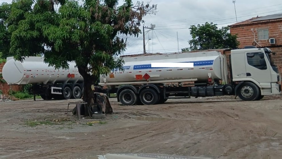 Denúncia sobre desvio de rota de caminhão-tanque ajudou polícia a localizar trio com 50 mil litros de combustível furtado. — Foto: Polícia Militar/ Divulgação