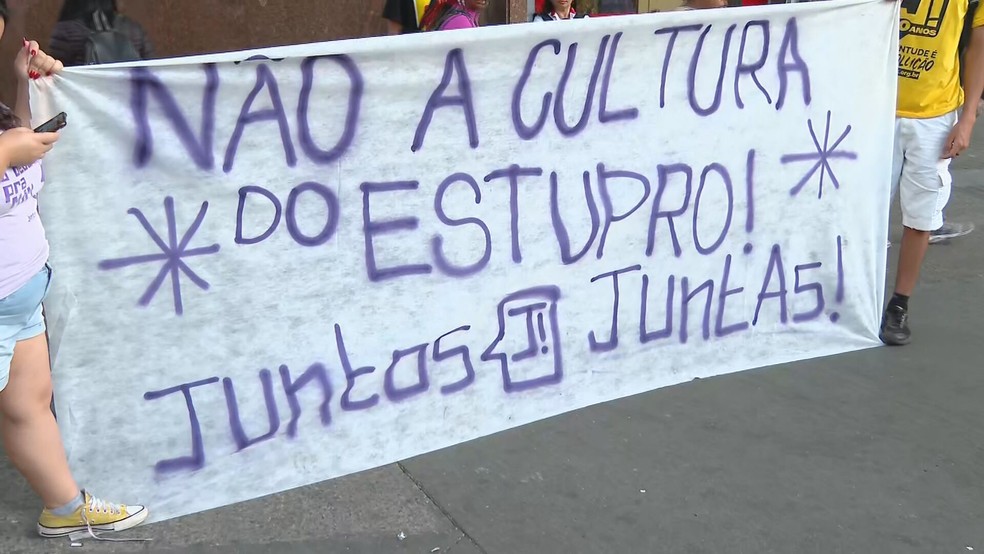 Faixa em protesto contra a cultura do estupro em BH — Foto: TV Globo/ Reprodução