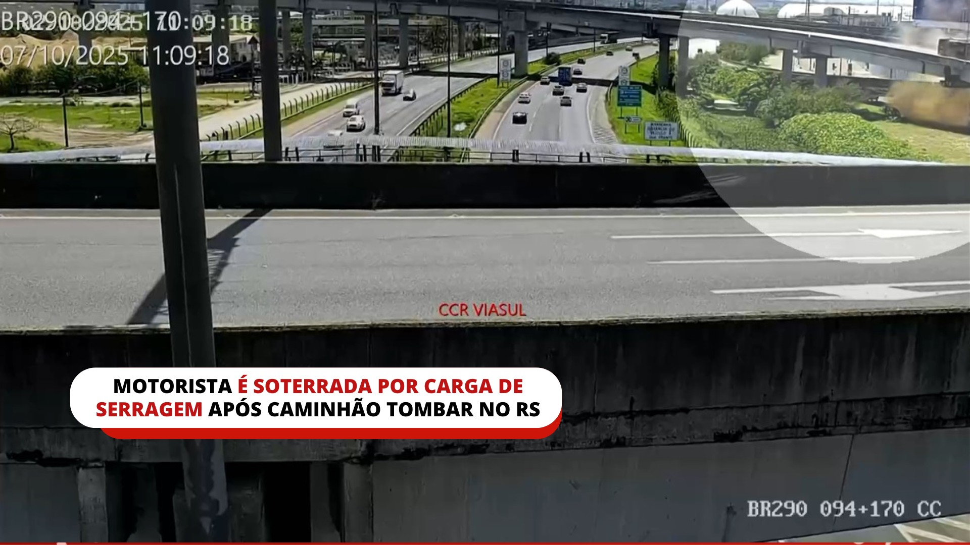 Caminhão que tombou e soterrou motorista com carga de serragem no RS não tinha tacógrafo, diz PRF; ela sobreviveu ao ser protegida por 'cápsula de sobrevivência'