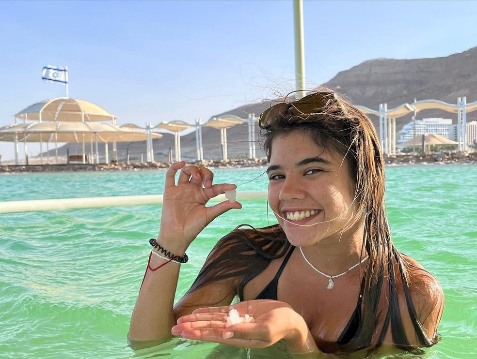 A brasileira Carol Bochner em visita ao Mar Morto em maio de 2022 — Foto: Arquivo Pessoal/Reprodução
