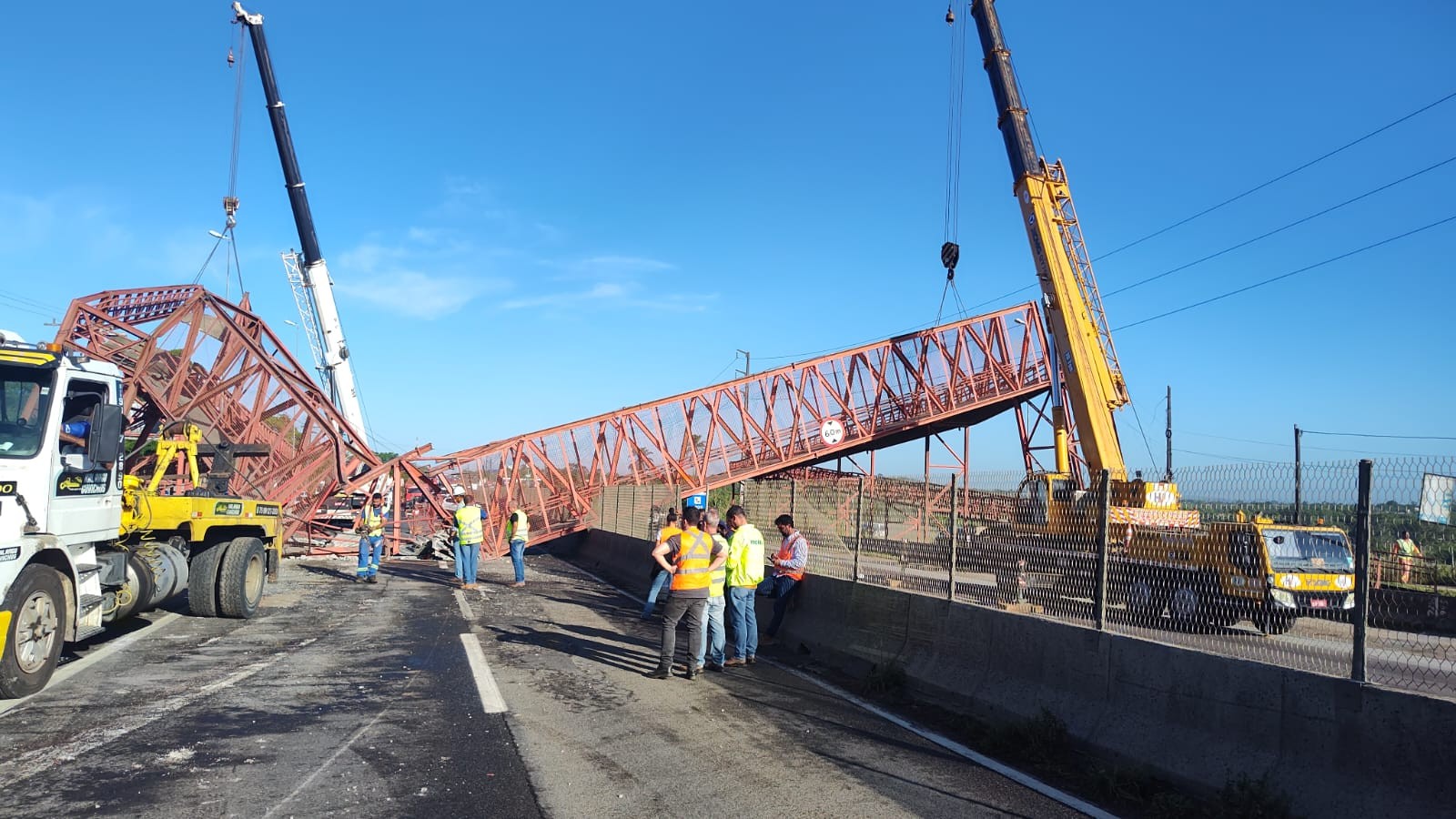 Carreta derruba passarela na BR-324 e rodovia é interditada nos dois sentidos na Bahia 