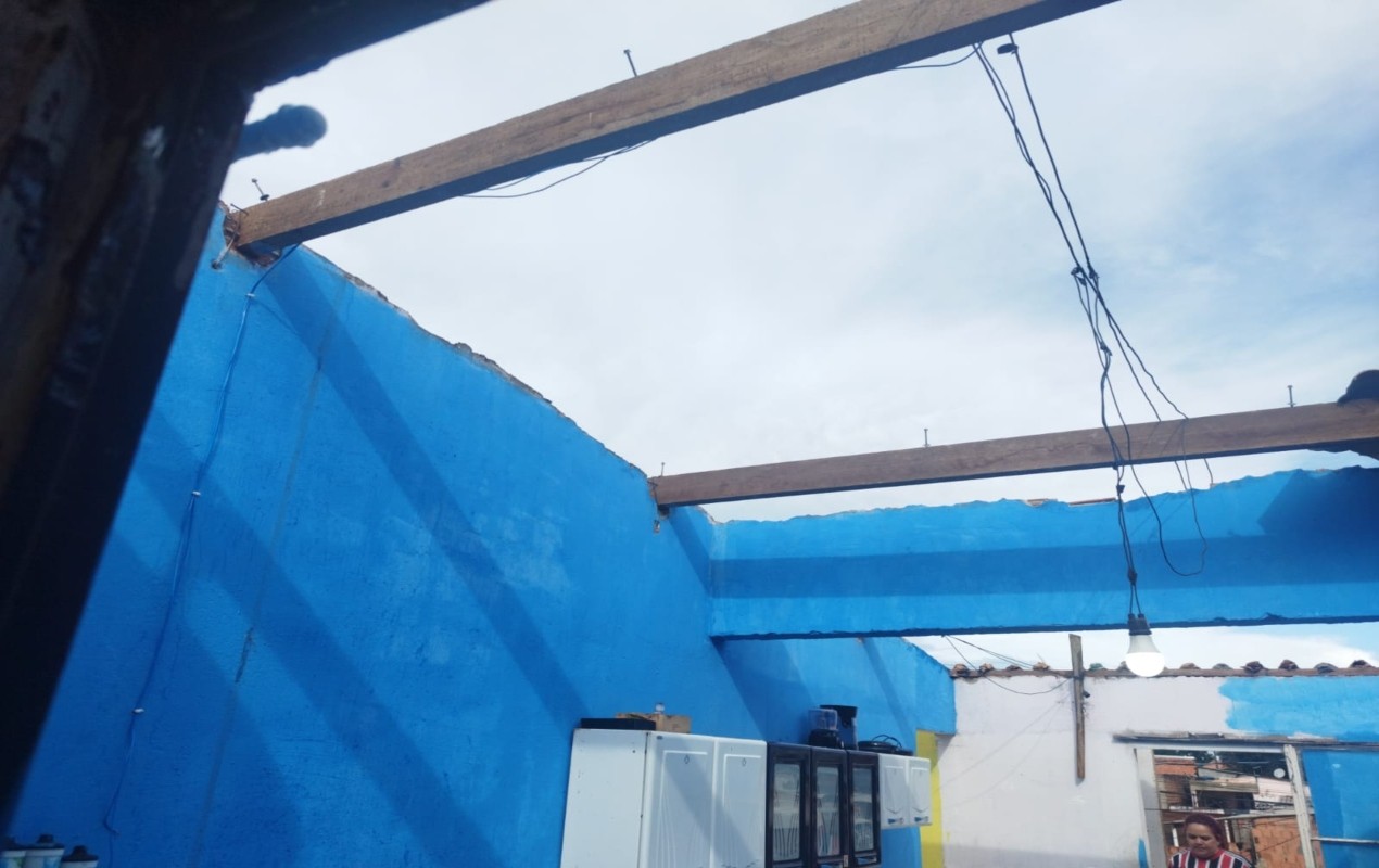 Chuva com ventos de até 52 km/h deixa 21 casas destelhadas no interior de SP; veja fotos