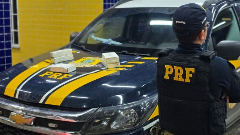 PRF apreende cerca de 5 kg de cocaína e prende três pessoas na BR-226, em Barra do Corda
