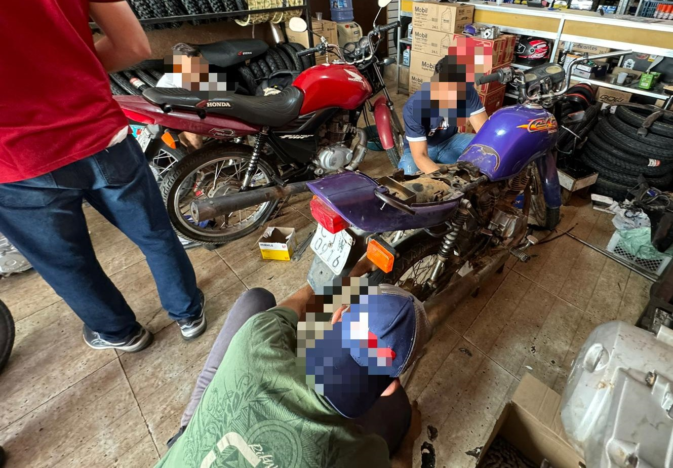 Polícia encontra veículos e peças roubadas sendo vendidos em lojas de cidades do Sul do Piauí
