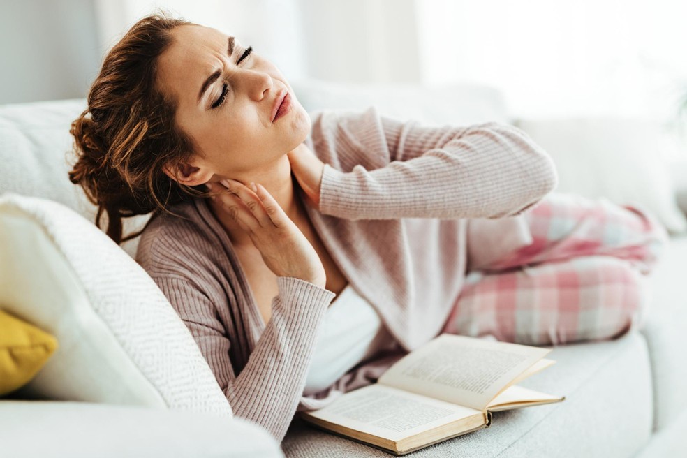 Acordar com dor no pescoço pode ser sinal de postura errada na cama. — Foto: Drazen Zigic/Freepik