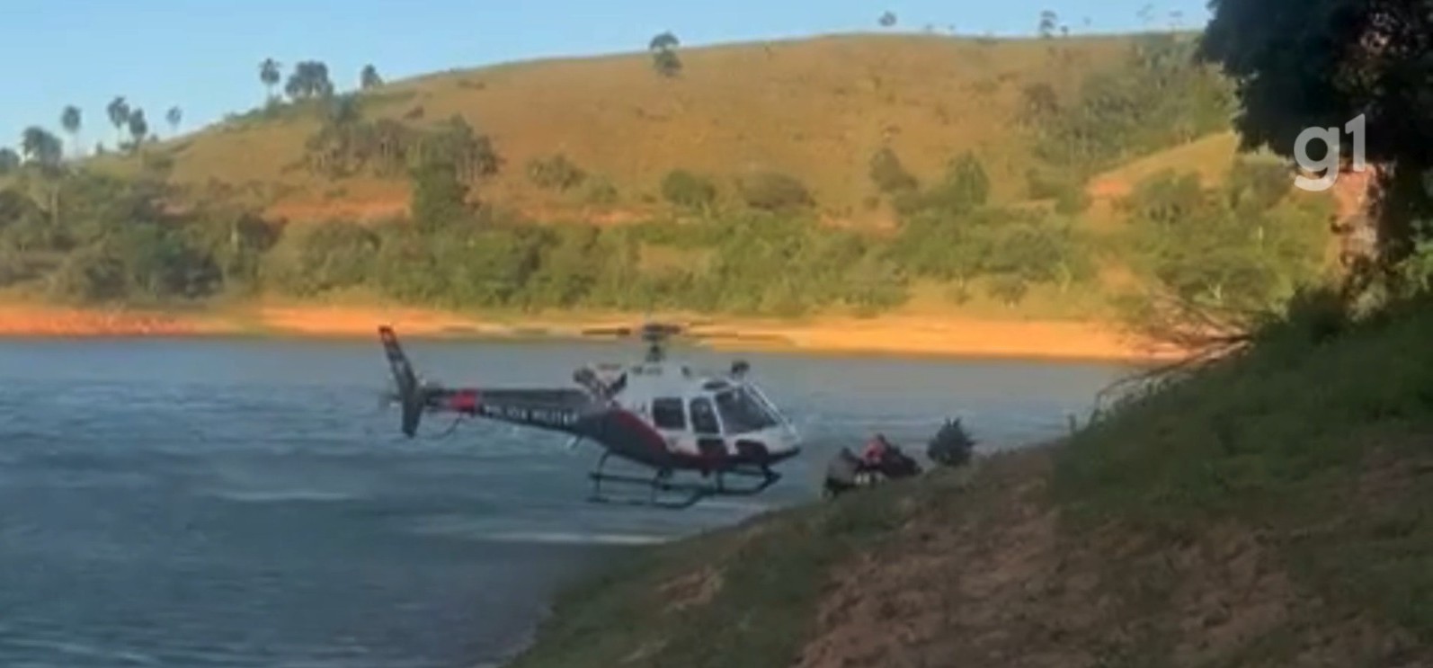 Homem é resgatado pelo helicóptero da PM após sofrer queda de 4 metros, em Igaratá