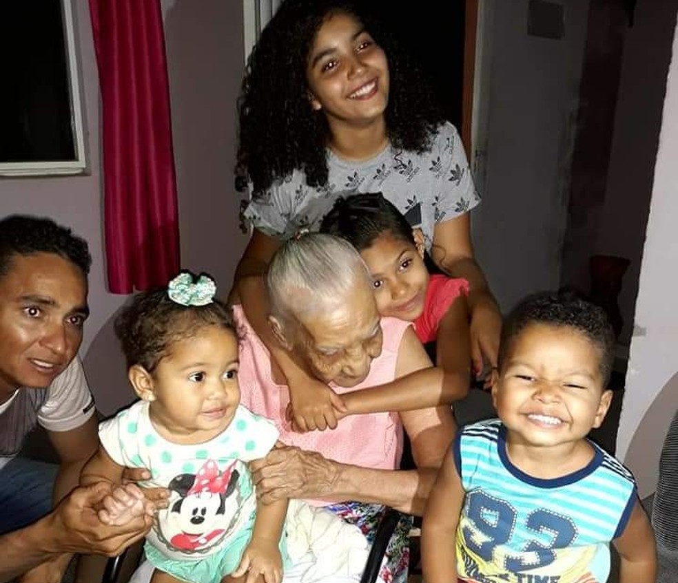Vó Roxinha abraçada com os netos e bisnetos — Foto: Arquivo pessoal