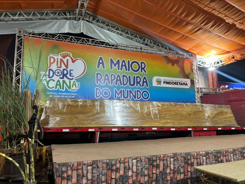Maior rapadura do Brasil tinha 18,6 toneladas e foi repartida entre a população — Foto: Prefeitura de Pindoretama