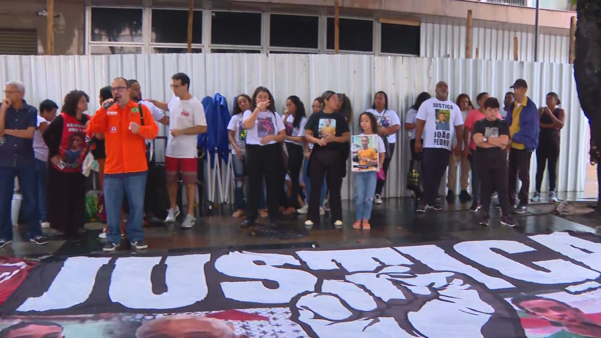 Parentes e amigos de adolescente morto na Cidade de Deus fazem protesto; Justiça realiza júri popular de PMs 