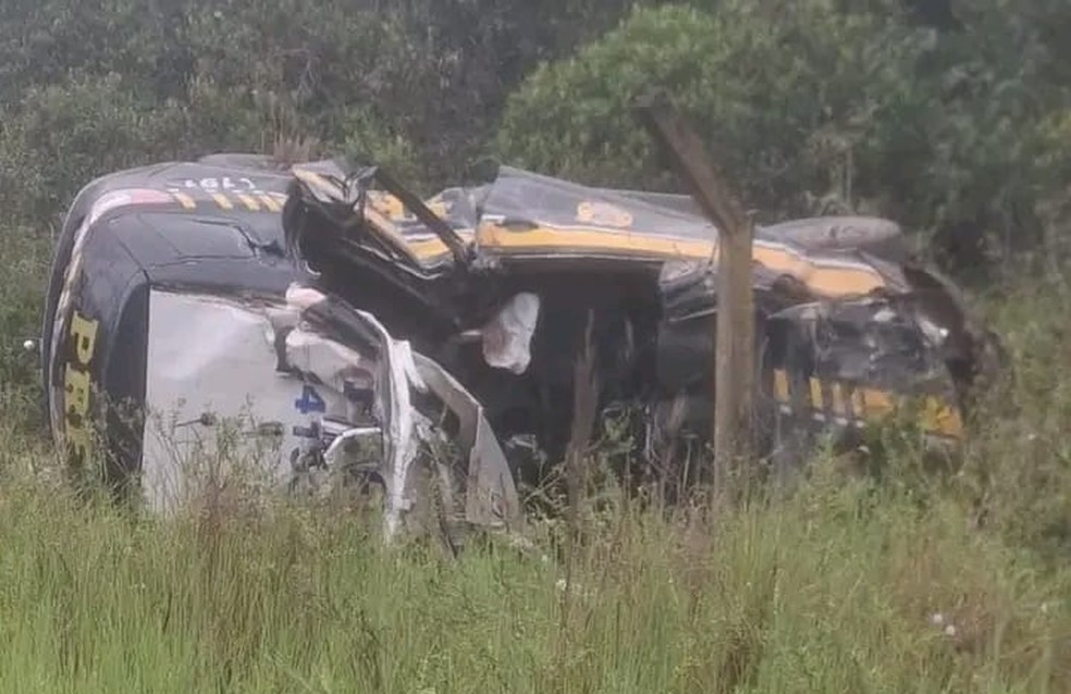 Viatura foi arremessada para fora da pista — Foto: Divulgação