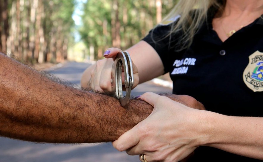 Homem é preso após invadir casa da ex e usar cartão para fazer inúmeras compras, diz polícia
