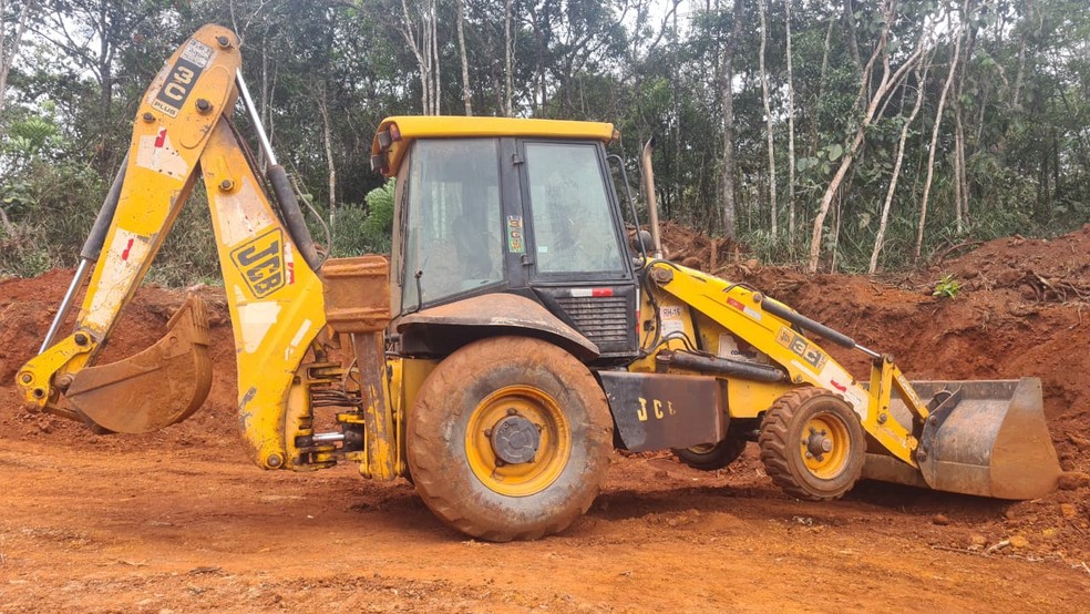Suspeitos abandonaram trator utilizado na escavação. — Foto: Divulgação/PMMAmb