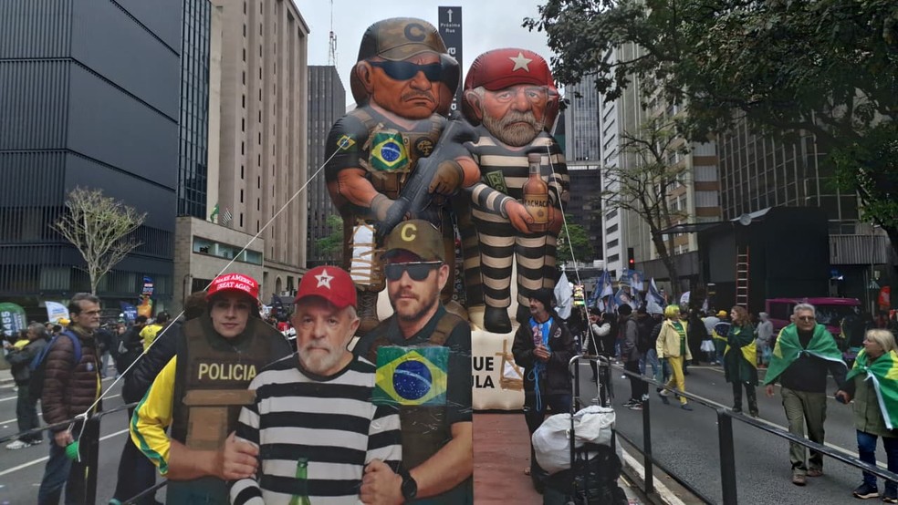 Apoiadores de Flávio Bolsonaro durante ato na Avenida Paulista nesta segunda-feira (7) — Foto: Gustavo Honório/g1
