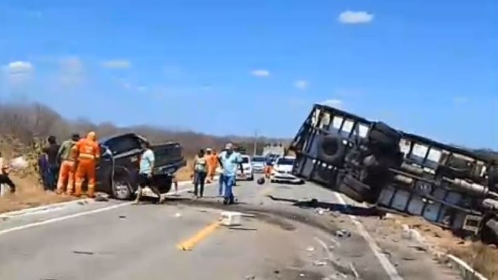 Ex-prefeito de Tamboril morreu após caminhonete bater de frente com caminhão na CE-187, em Crateús. — Foto: Reprodução