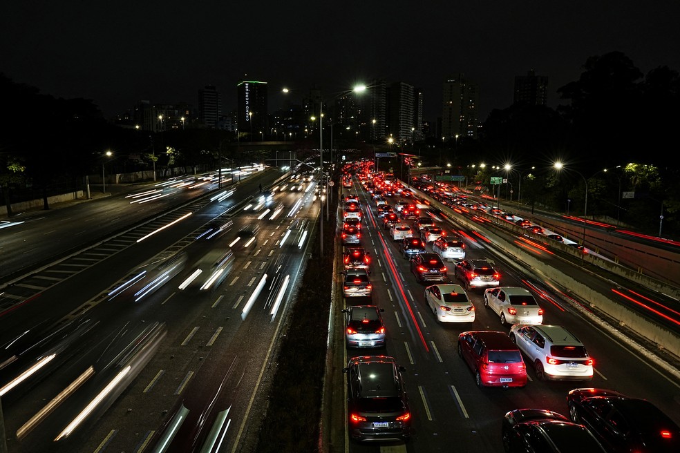 Carros circulam em São Paulo. — Foto: Alexandre Meneghini/Reuters