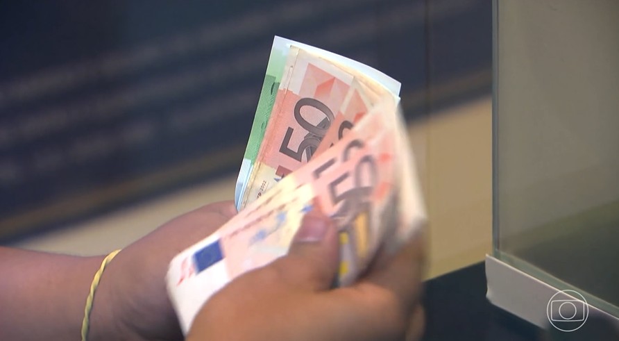 Guerra tarifária de Trump derruba dólar e impulsiona euro no câmbio global