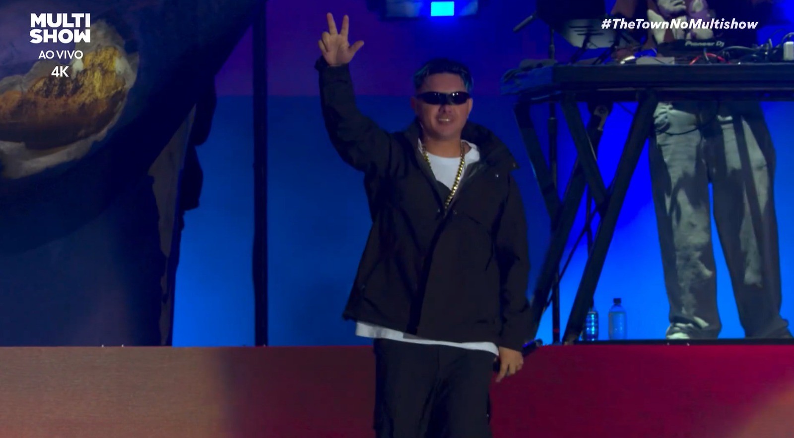 J Balvin recebe MC Fioti no show do The Town