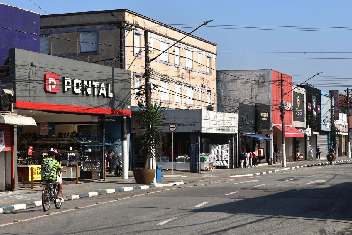 Guarujá sanciona lei que obriga fiação subterrânea em toda a cidade em 5 anos