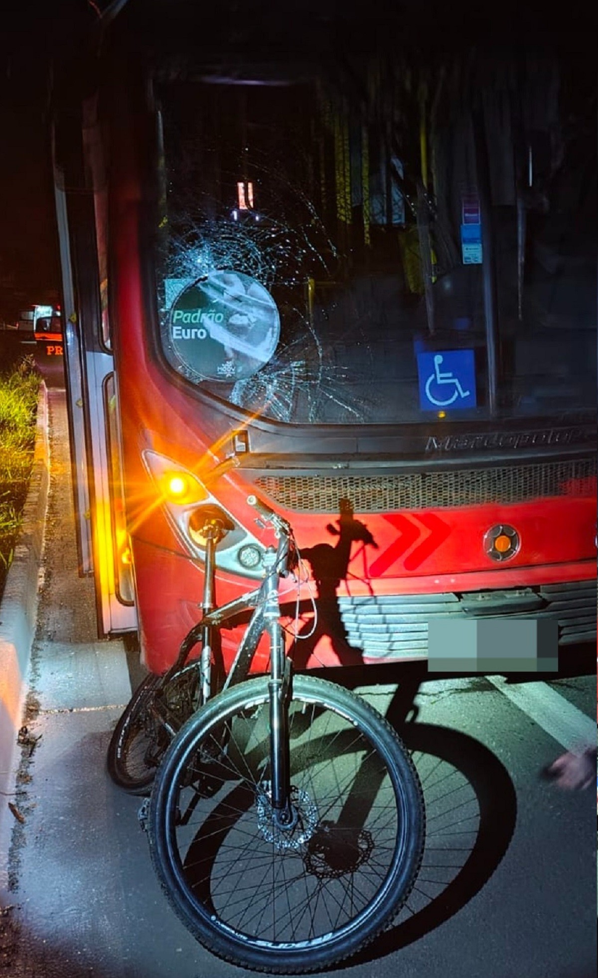 Ciclista fica ferido após ser atropelado por ônibus na BR-267, em Juiz de Fora