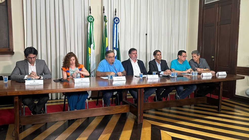 Prefeito Álvaro Dias (Republicanos) ao lado de secretários no Palácio Felipe Camarão em coletiva sobre a engorda de Ponta Negra — Foto: Kleber Teixeira/Inter TV Cabugi