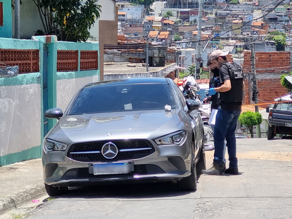 Carro do ex-jogador foi encontrado na Região Metropolitana de SP e levado para a delegacia — Foto: Alessandro Batata/TV Diário