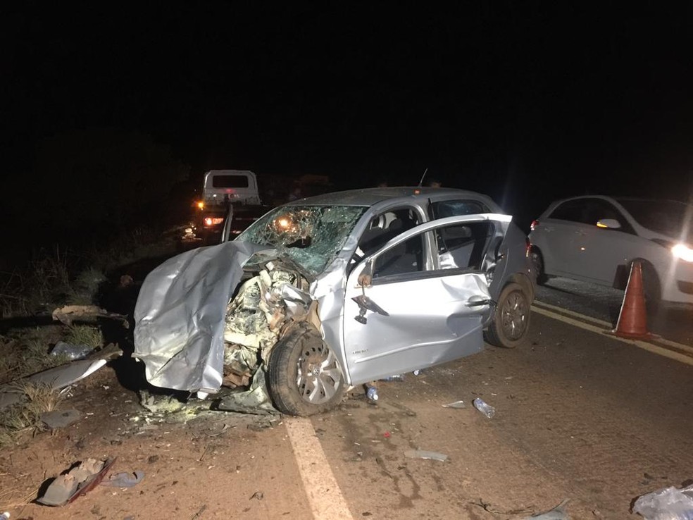 Situação do carro após acidente entre Palmas e Lajeado — Foto: Ney Carneiro/TV Anhanguera