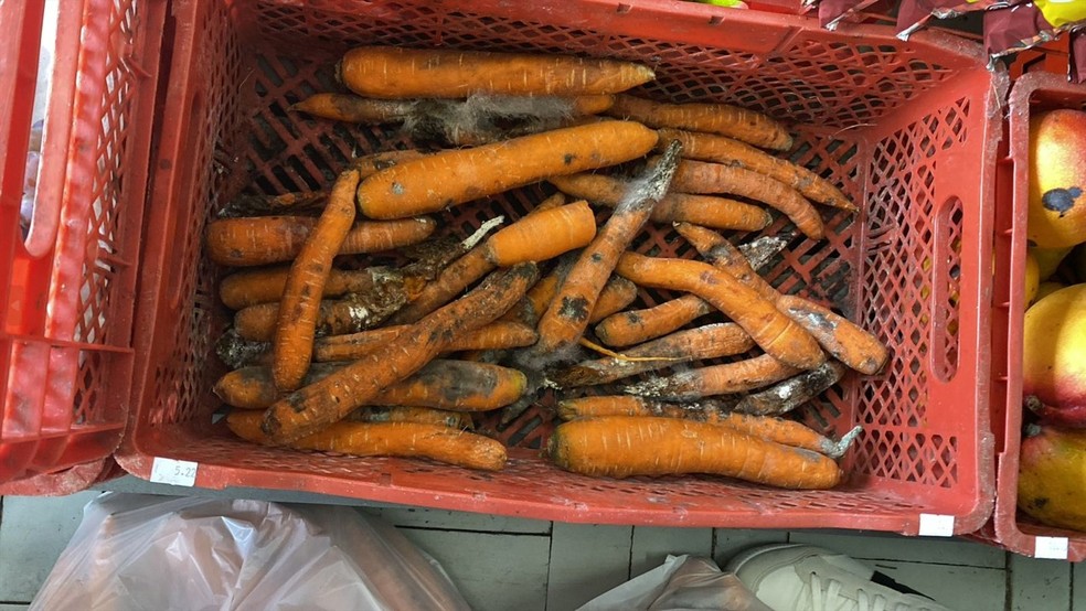 Cenouras estragadas são encontradas durante fiscalização no Oeste de SC — Foto: MPSC/Divulgação