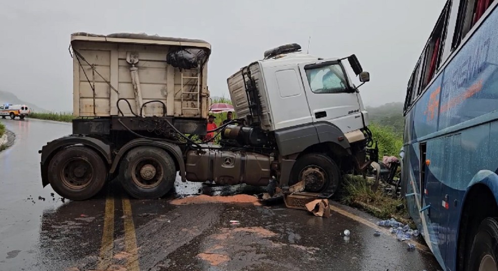Acidente entre ônibus e carreta deixa um morto e 20 feridos na BR-356, em Muriaé  — Foto: Elton Moreira/TV Integração