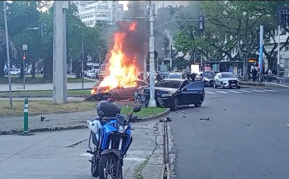 Carro pega fogo após colisão no Centro do Rio; duas vítimas são levadas ao Souza Aguiar
