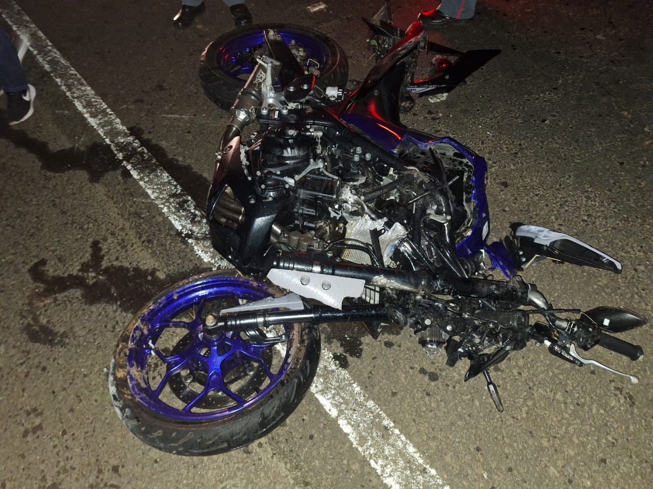 Motociclista é arremessado e fica gravemente ferido em acidente na BR-402; moto desliza 18 m