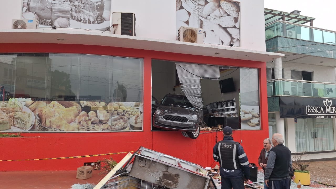 Carro invade padaria e deixa três feridos no RS; veja como ficou o local