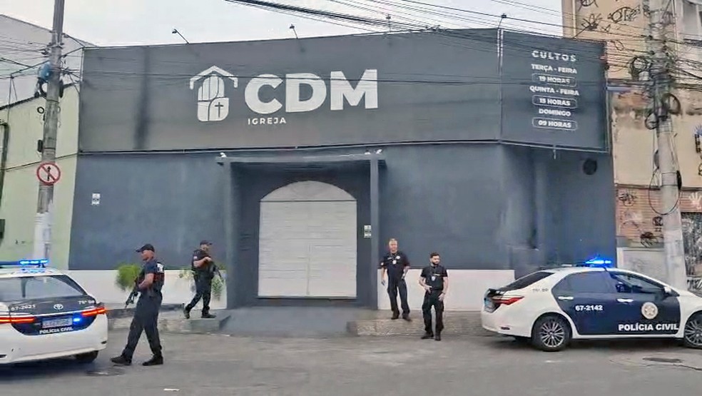 Agentes cumprem mandado na Casa dos Milagres, em Niterói, na Operação Blasfêmia — Foto: Reprodução/TV Globo