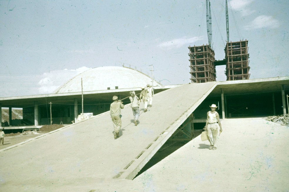 Candangos trabalhando na construção do Congresso Nacional, na década de 50 — Foto: Arquivo Público do Distrito Federal