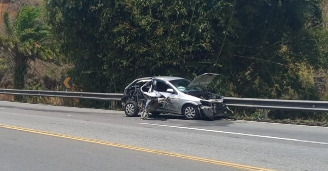 Acidente entre dois carros e um caminhão deixa jovem ferida, em Vassouras